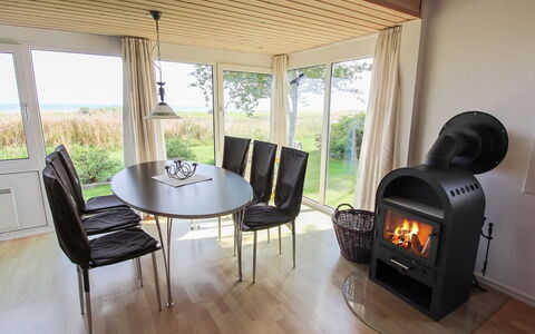 Isalie - 200M from the Sea: Holz, Möbel, Flooring, Fussboden, Decke, Stuhl, Hartholz, Holzbeize, Holzboden, Wohnzimmer