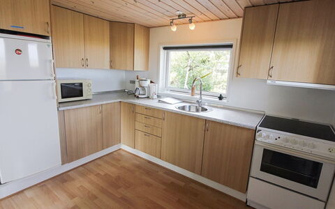 Isalie - 200M from the Sea: Flooring, Holz, Küche, Interior Design, Fussboden, Countertop, Möbel, Küchengerät, Cabinetry, Major Appliance
