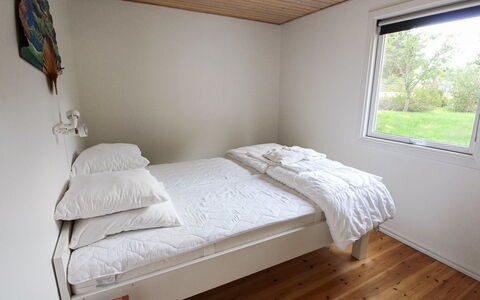 Isalie - 200M from the Sea: Bett, Schlafzimmer, Wand, Fussboden, Bettdecke, Holz, Flooring, Möbel, Bedding, Interior Design