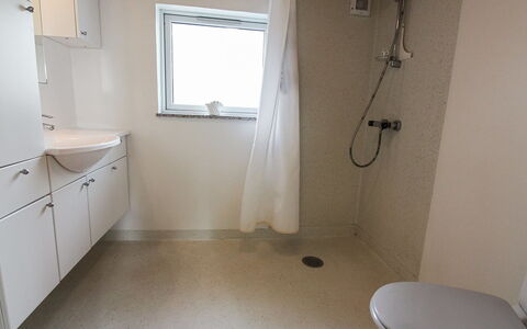 Isalie - 200M from the Sea: Armatur, Flooring, Wand, Fussboden, Badezimmer, Interior Design, Sinken, Installation, Bad Sink, Zapfhahn