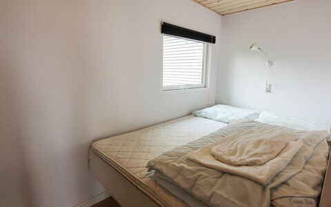 Isalie - 200M from the Sea: Wand, Fussboden, Holz, Schlafzimmer, Flooring, Bett, Interior Design, Bettdecke, Bedding, Decke