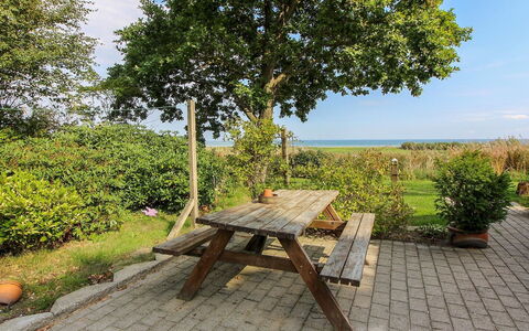 Isalie - 200M from the Sea: Möbel, Gartenmöbel, Außenbank, Tabelle, Tisch Im Freien, Bank, Picknicktisch, Stuhl, Schatten, Garten