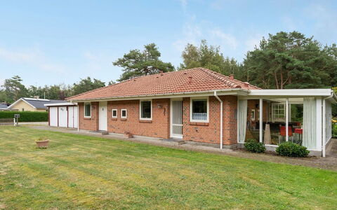 Maksimilian - 1.5Km from the Sea: Gebäude, Gras, Haus, Dach, Zuhause, Wohngebiet, Strauch, Hütte, Estate, Tür