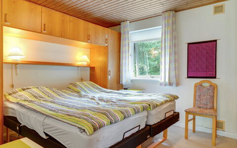 Maksimilian - 1.5Km from the Sea: Möbel, Interior Design, Bett, Schlafzimmer, Holz, Fussboden, Flooring, Decke, Textil, Zimmer