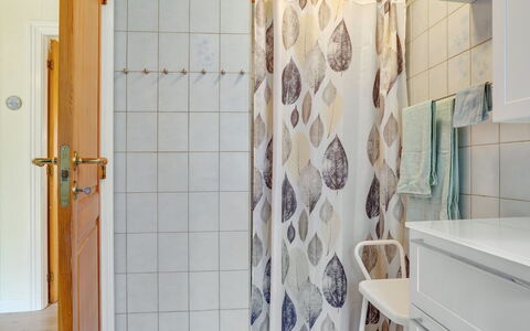 Maksimilian - 1.5Km from the Sea: Interior Design, Flooring, Duschvorhang, Fussboden, Badezimmer, Armatur, Vorhang, Zimmer, Installation, Fliese