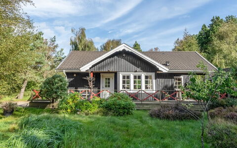 Bernadine - 350M from the Sea: Holz, Zuhause, Veranda, Deck, Hartholz, Dach, Holzbeize, Holzboden, Eco Hotel