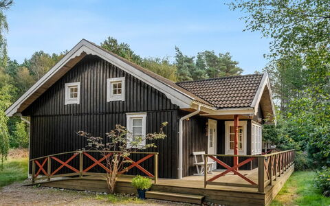 Bernadine - 350M from the Sea: Holz, Zuhause, Veranda, Deck, Hartholz, Dach, Holzbeize, Holzboden, Eco Hotel