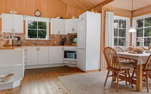Bernadine - 350M from the Sea: Holz, Zuhause, Veranda, Deck, Hartholz, Dach, Holzbeize, Holzboden, Eco Hotel