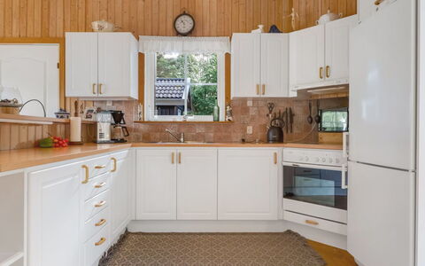 Bernadine - 350M from the Sea: Holz, Zuhause, Veranda, Deck, Hartholz, Dach, Holzbeize, Holzboden, Eco Hotel