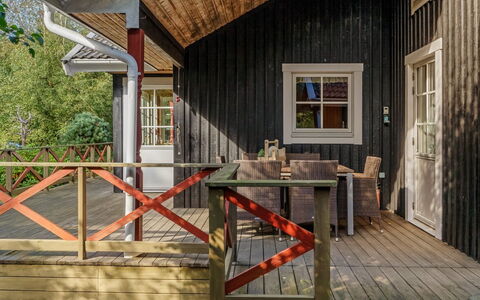 Bernadine - 350M from the Sea: Holz, Zuhause, Veranda, Deck, Hartholz, Dach, Holzbeize, Holzboden, Eco Hotel