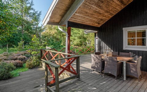 Bernadine - 350M from the Sea: Holz, Zuhause, Veranda, Deck, Hartholz, Dach, Holzbeize, Holzboden, Eco Hotel
