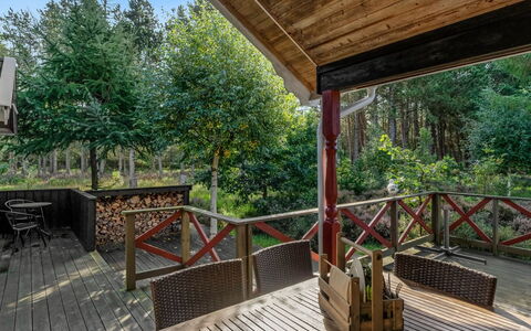 Bernadine - 350M from the Sea: Holz, Zuhause, Veranda, Deck, Hartholz, Dach, Holzbeize, Holzboden, Eco Hotel
