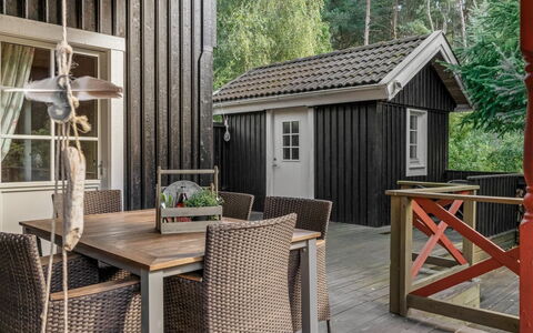 Bernadine - 350M from the Sea: Holz, Zuhause, Veranda, Deck, Hartholz, Dach, Holzbeize, Holzboden, Eco Hotel