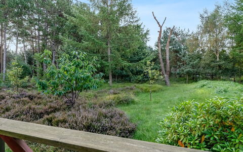 Bernadine - 350M from the Sea: Holz, Zuhause, Veranda, Deck, Hartholz, Dach, Holzbeize, Holzboden, Eco Hotel