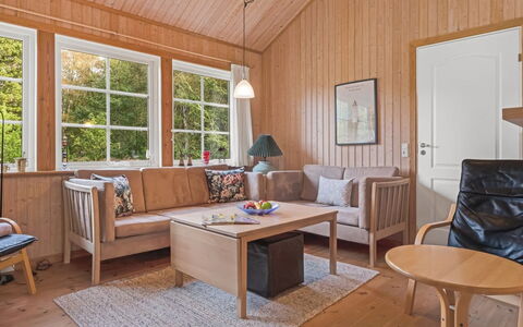 Bernadine - 350M from the Sea: Möbel, Flooring, Interior Design, Holz, Fussboden, Couch, Holzboden, Decke, Wohnzimmer, Zimmer