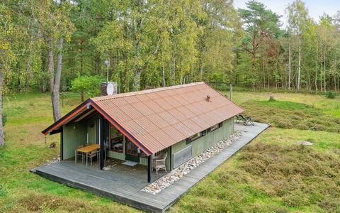 Esteri - 800M from the Sea: Dach, Haus, Zuhause, Hütte, Abstellgleis, Estate, Auffahrt, Gartenbauten, Garten, Schuppen