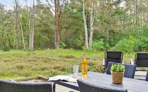 Esteri - 800M from the Sea: Dach, Haus, Zuhause, Hütte, Abstellgleis, Estate, Auffahrt, Gartenbauten, Garten, Schuppen