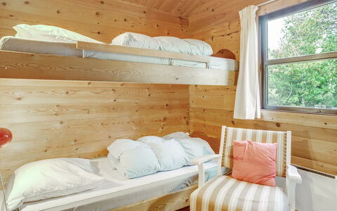 Gorjan - 300M from the Sea: Möbel, Bett, Schlafzimmer, Etagenbett, Interior Design, Holz, Flooring, Fussboden, Decke, Bettdecke
