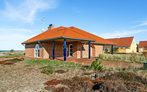 Solvej - 120M from the Sea: Dach, Haus, Zuhause, Hütte, Abstellgleis, Estate, Auffahrt, Gartenbauten, Garten, Schuppen