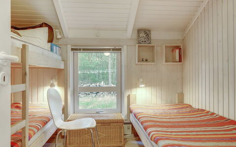 Helmtrud - 500M from the Sea: Interior Design, Holz, Flooring, Fussboden, Möbel, Decke, Schlafzimmer, Etagenbett, Bett, Zimmer