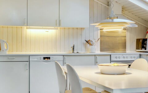 Helmtrud - 500M from the Sea: Interior Design, Flooring, Küche, Light Fixture, Countertop, Decke, Holz, Fussboden, Küchengerät, Beleuchtung