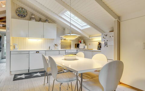 Helmtrud - 500M from the Sea: Interior Design, Flooring, Decke, Holz, Möbel, Fussboden, Light Fixture, Küche, Beleuchtung, Küche & Esszimmer Tisch