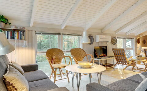 Helmtrud - 500M from the Sea: Möbel, Interior Design, Flooring, Fussboden, Couch, Holz, Decke, Wohnzimmer, Light Fixture, Stuhl