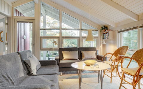 Helmtrud - 500M from the Sea: Holz, Interior Design, Möbel, Decke, Wohnzimmer, Couch, Zuhause, Zimmer, Stuhl
