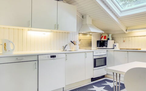 Helmtrud - 500M from the Sea: Flooring, Holz, Decke, Interior Design, Major Appliance, Fussboden, Holzboden, Küche, Küchengerät, Zuhause