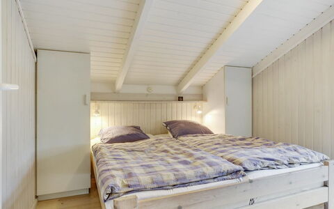 Helmtrud - 500M from the Sea: Holz, Schlafzimmer, Interior Design, Flooring, Fussboden, Decke, Bett, Möbel, Zimmer, Bedding