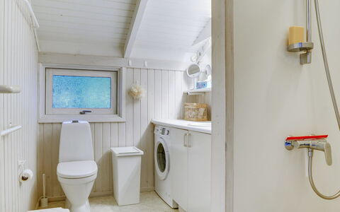 Helmtrud - 500M from the Sea: Flooring, Armatur, Fussboden, Interior Design, Decke, Installation, Zapfhahn, Zimmer, Badezimmer, Sinken