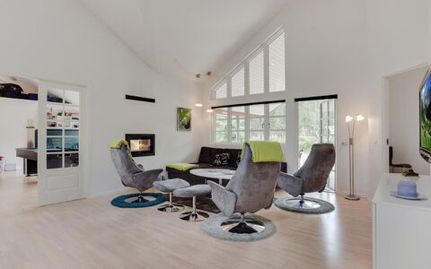 Beka - 500M from the Sea: Möbel, Interior Design, Couch, Flooring, Wohnzimmer, Holz, Decke, Zuhause, Fussboden, Wohnung