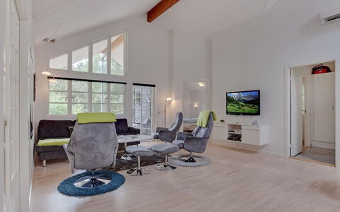 Beka - 500M from the Sea: Interior Design, Möbel, Couch, Flooring, Holz, Decke, Wohnzimmer, Fussboden, Zuhause, Wohnung
