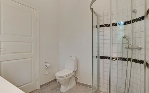 Beka - 500M from the Sea: Wand, Flooring, Fussboden, Badezimmer, Armatur, Interior Design, Installation, Decke, Zimmer, Tür
