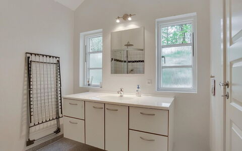 Beka - 500M from the Sea: Interior Design, Flooring, Armatur, Cabinetry, Sinken, Wand, Bad Sink, Fussboden, Badezimmerschrank, Badezimmer