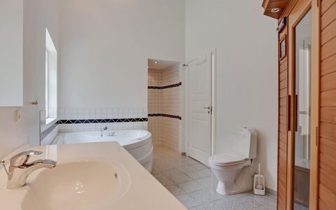 Beka - 500M from the Sea: Flooring, Fussboden, Interior Design, Armatur, Badezimmer, Decke, Installation, Zapfhahn, Zimmer, Sinken