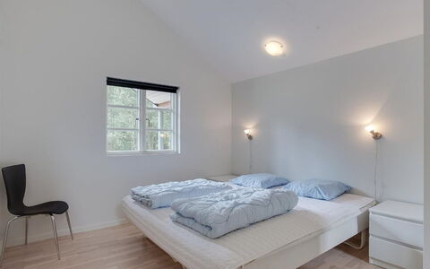 Beka - 500M from the Sea: Holz, Decke, Interior Design, Fussboden, Flooring, Schlafzimmer, Bett, Zuhause, Zimmer, Möbel