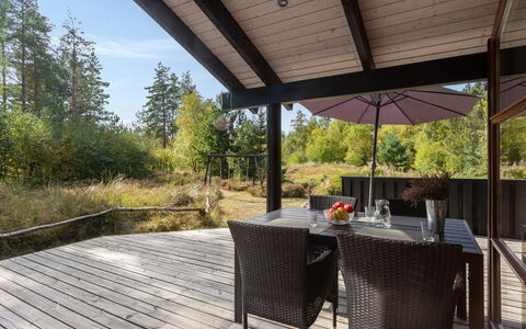 Bernarda - 400M from the Sea: Holz, Zuhause, Veranda, Deck, Hartholz, Dach, Holzbeize, Holzboden, Eco Hotel