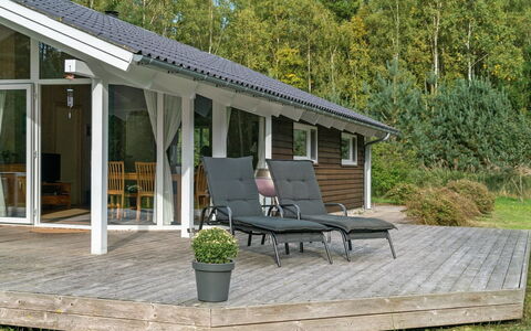 Thomasine - 1.5Km from the Sea: Holz, Veranda, Zuhause, Hütte, Hartholz, Deck, Tür, Schatten, Gartenmöbel, Gartenbauten