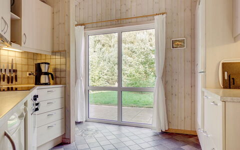 Thomasine - 1.5Km from the Sea: Flooring, Holz, Interior Design, Küche, Fussboden, Countertop, Decke, Armatur, Cabinetry, Zimmer