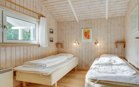 Thomasine - 1.5Km from the Sea: Holz, Schlafzimmer, Bett, Interior Design, Decke, Bedding, Bettdecke, Zuhause, Bettrahmen, Fussboden