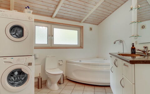 Thomasine - 1.5Km from the Sea: Armatur, Flooring, Fussboden, Interior Design, Holz, Decke, Zapfhahn, Sinken, Installation, Badezimmer