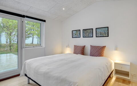 Djuna - 200M from the Sea: Holz, Decke, Schlafzimmer, Interior Design, Bett, Flooring, Zimmer, Fussboden, Zuhause, Bedding
