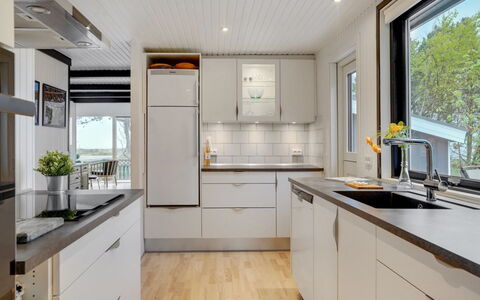 Djuna - 200M from the Sea: Küche, Küchengerät, Countertop, Cabinetry, Major Appliance, Interior Design, Flooring, Holz, Haushaltsgerät, Decke