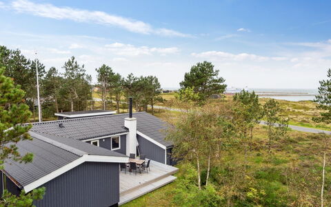 Djuna - 200M from the Sea: Dach, Zuhause, Haus, Hütte, Estate, Abstellgleis, Bauernhaus, Veranda, Gartenbauten, Landscaping