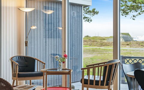 Djuna - 200M from the Sea: Möbel, Interior Design, Stuhl, Tabelle, Fussboden, Küche & Esszimmer Tisch, Esszimmer, Holzbeize, Hartholz, Kaffetisch