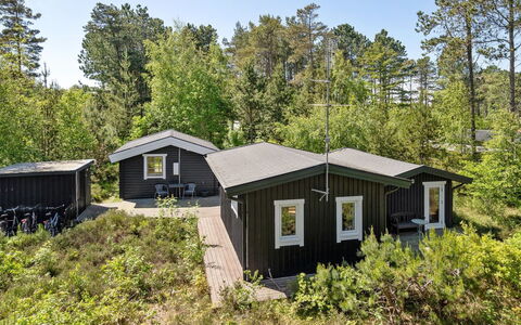 Ascen - 300M from the Sea: Haus, Landschaft, Grundstueck, Dach, Ländliches Gebiet, Zuhause, Hütte, Estate, Gartenbauten, Landscaping