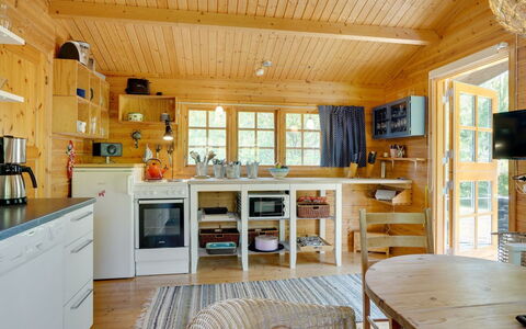 Ascen - 300M from the Sea: Küche, Möbel, Holz, Decke, Interior Design, Countertop, Flooring, Küchengerät, Major Appliance, Cabinetry