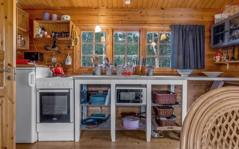 Ascen - 300M from the Sea: Küche, Möbel, Holz, Major Appliance, Flooring, Decke, Interior Design, Küchengerät, Fussboden, Zimmer