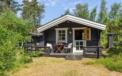 Ascen - 300M from the Sea: Wohngebiet, Strauch, Haus, Zuhause, Garten, Estate, Schatten, Landscaping, Rasen
